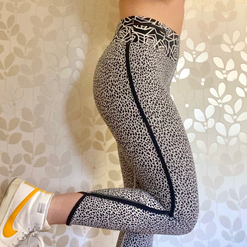 Lululemon mid-rise leggings / capris size 6